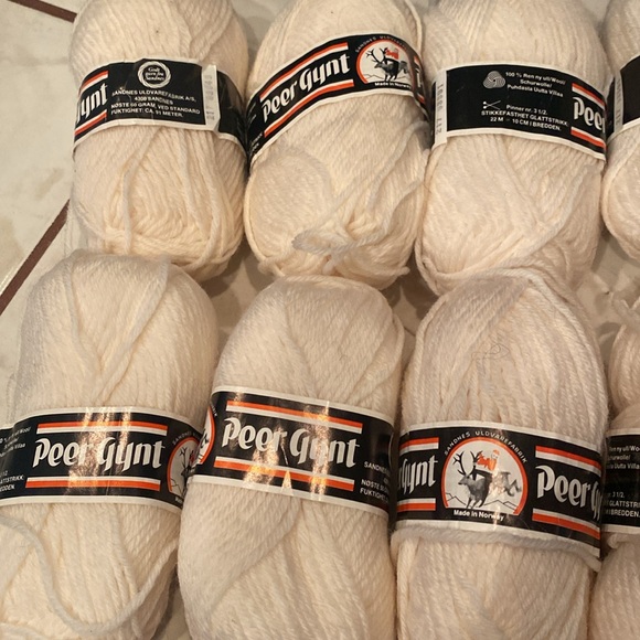 NWT, NWOT & Vintage Peer Gynt 12 Skeins White & Off-white 100% Norwegian Wool - Picture 2 of 3